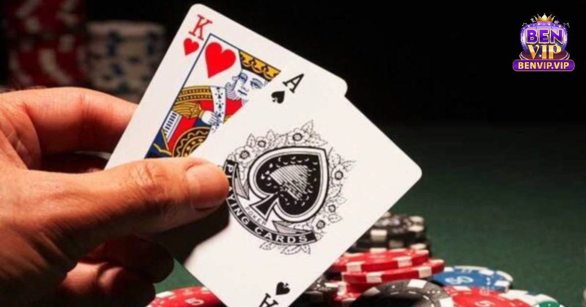 Full House bao gồm ba quân bài giống nhau và một cặp