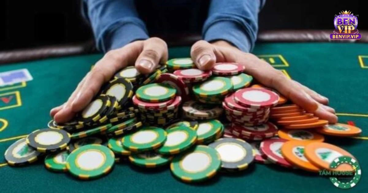 Ngoài việc quan sát cách đặt cược của đối thủ, bạn cũng cần lưu ý đến các quân bài trên bàn