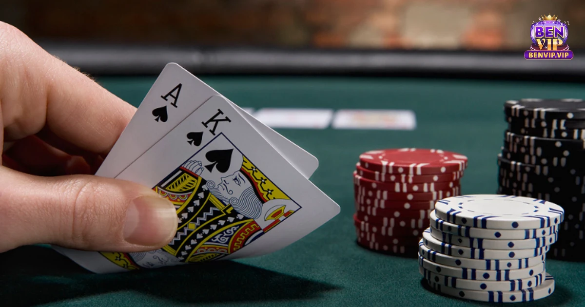 Người chơi không chỉ quan tâm đến các lá bài mà còn cần lưu ý đến tỷ lệ thắng